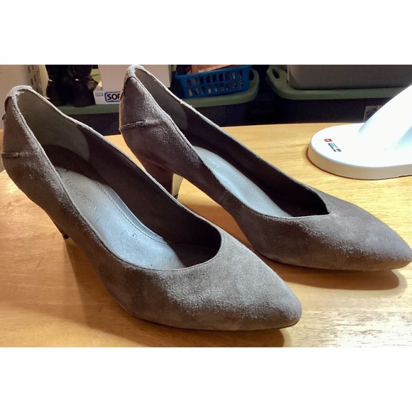 Shoes - B Makowsky Women's Tan Suede Low Heel Classic Pumps Size 7